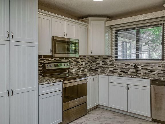 3rd image of 1178 W Royal Oaks Dr