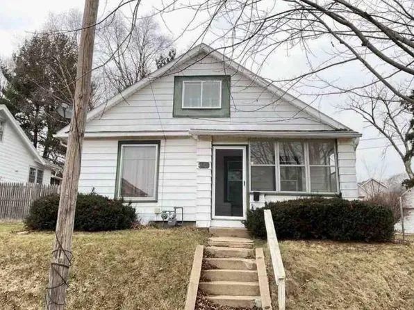 822 W Elk St, Freeport, IL 61032