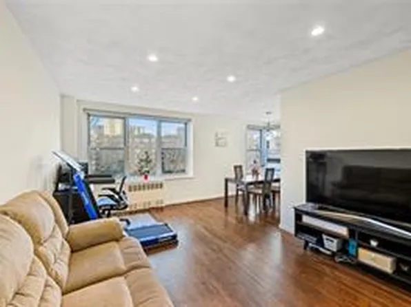 18-40 211th Street image 4 of 11