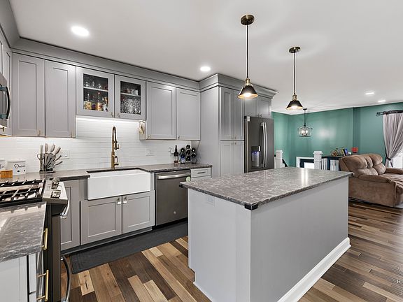 4th image of 555 Rodenburg Rd