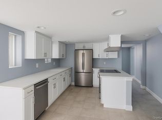 26 Thomas Pl, Smithtown, NY 11787