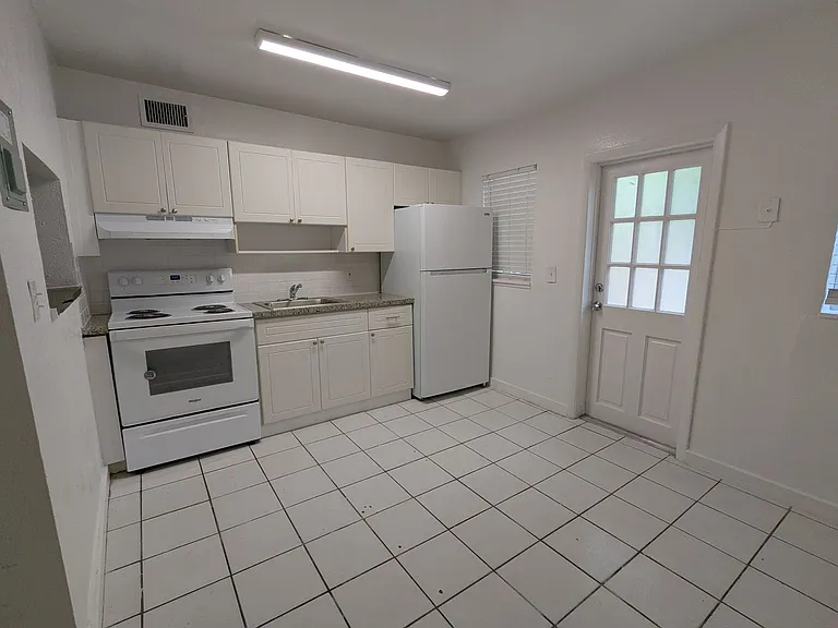 709 SW 14th Ave — Photo 4