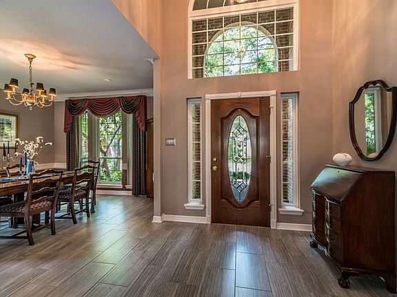 Tall ceilings and impressive arched window and sidelights.