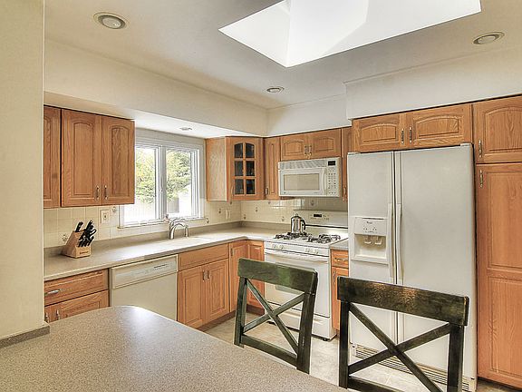 5th image of 19 Marlowe Pl
