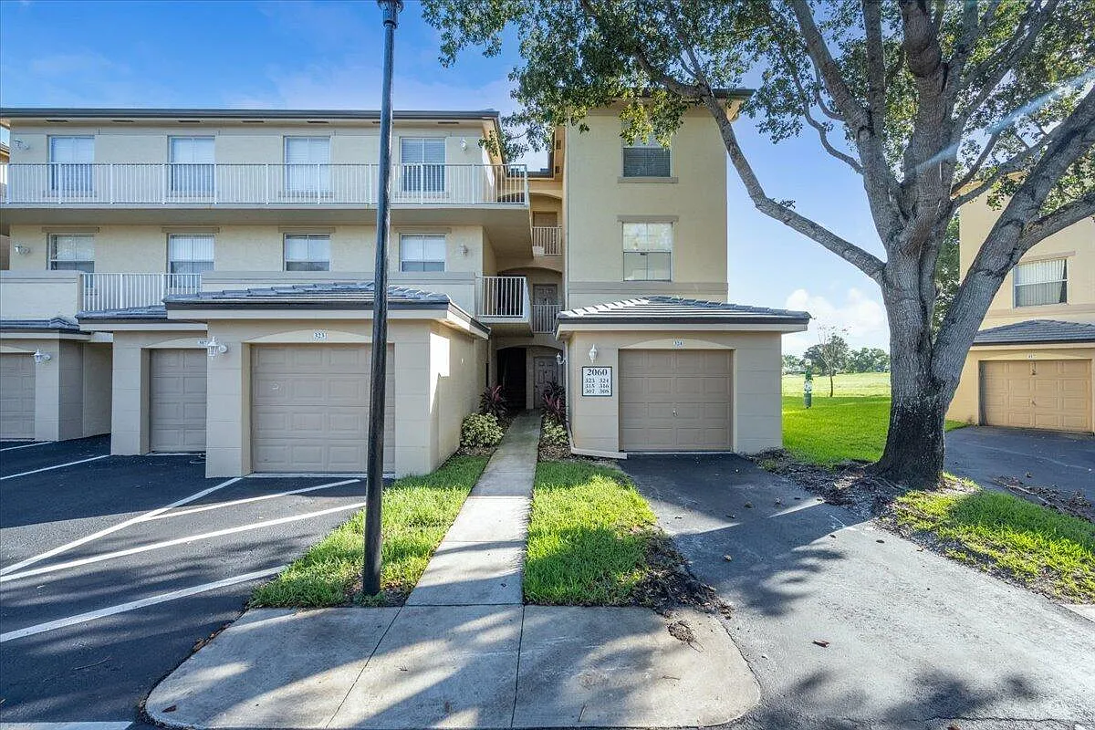 2 bed, 2.0 bath, 975 sqft, $2,600 — Photo 2