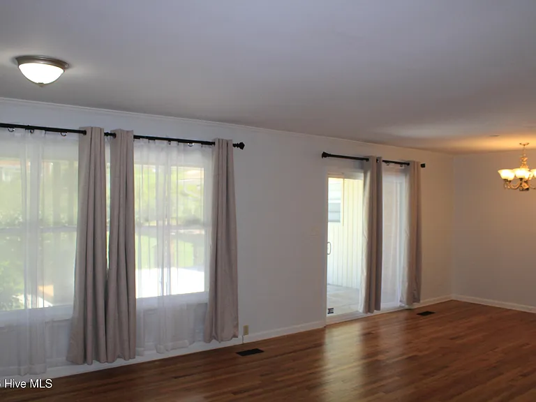916 Stanton Dr — Photo 6