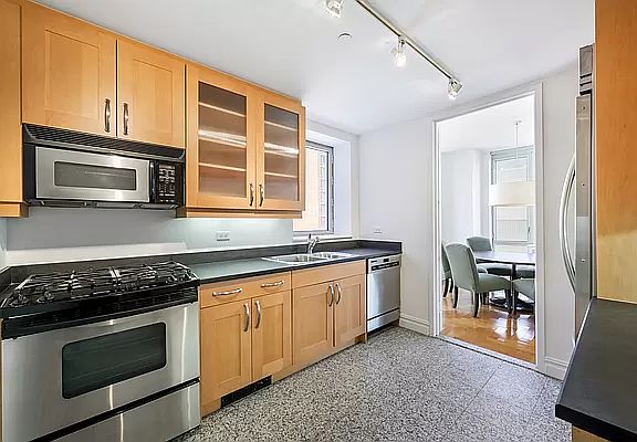 4th image of 401 E 60th St APT 6D