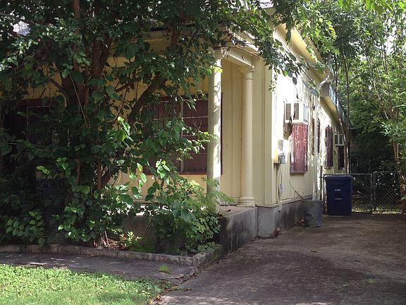 3rd image of 2415 W. Houston St.