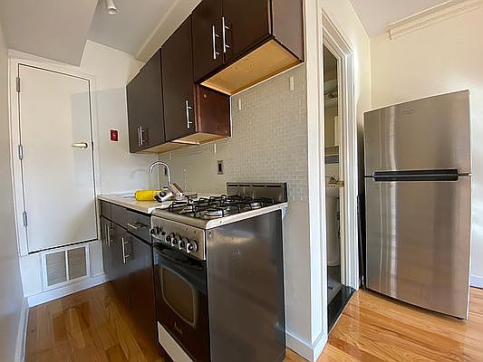 3rd image of 1143 Dean St #7