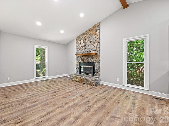 5th image of 204 Swampfox Dr