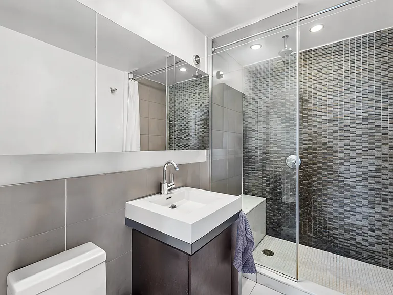 214 N 11th St #4Q — Photo 8
