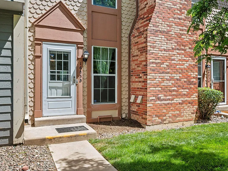 1683 S Blackhawk Way #B — Photo 3