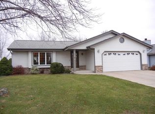 8654 S Wildwood Dr, Oak Creek, WI 53154