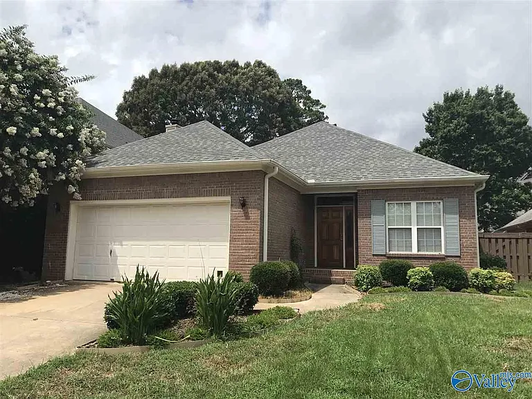 153 Canterbury Dr — Photo 1