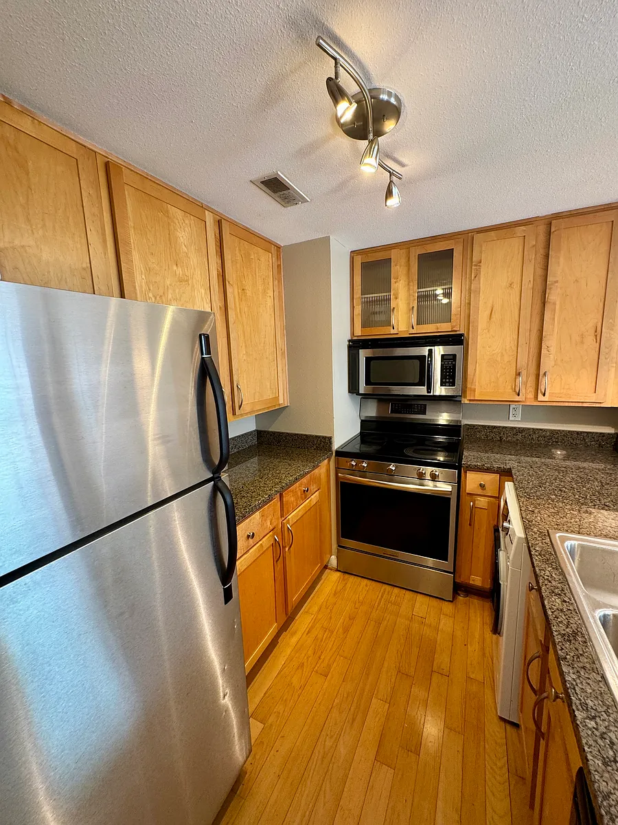 Building Photo - 5330 Pershing Ave #304