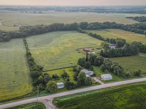 5300 33rd Avenue Dr, Center Point, IA 52213