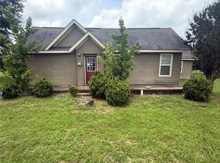 690 S Center St, Buffalo, TX 75831