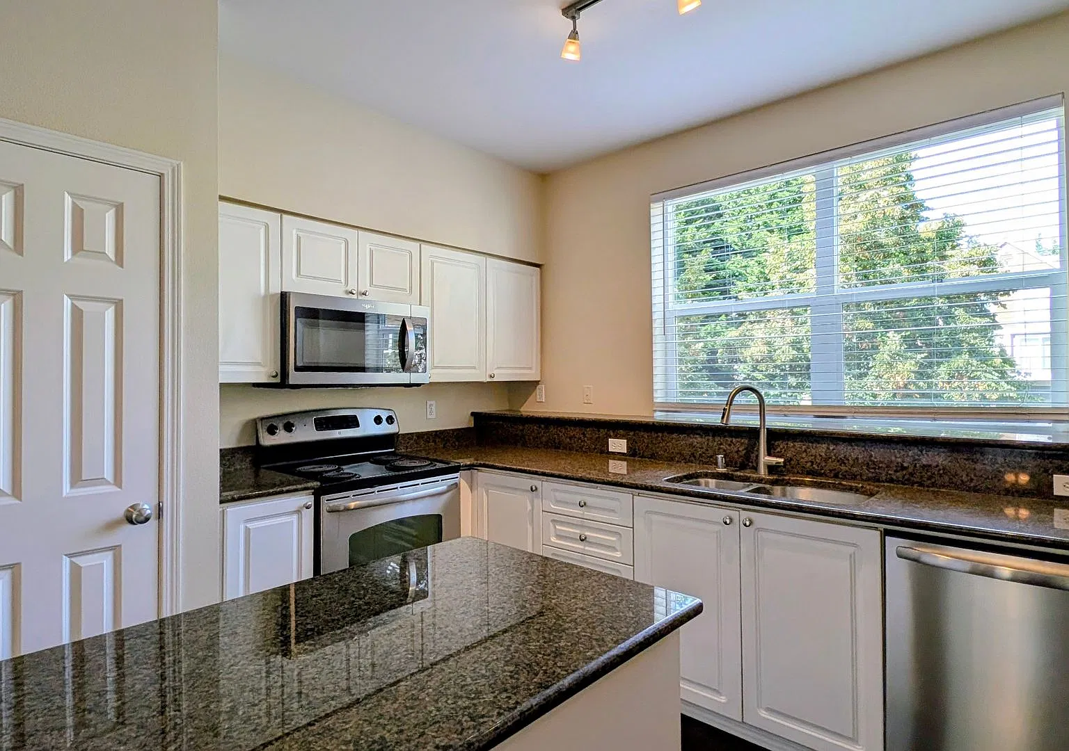 Lynnwood 3 bdrm Townhome with attached Garage — Photo 4