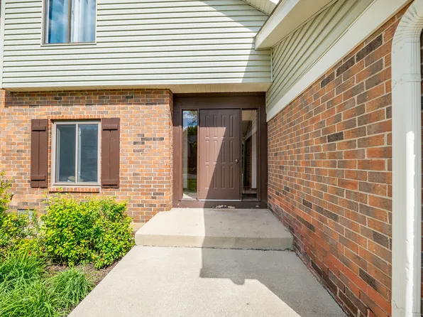 631 Cross Creek Dr #A, Roselle, IL 60172