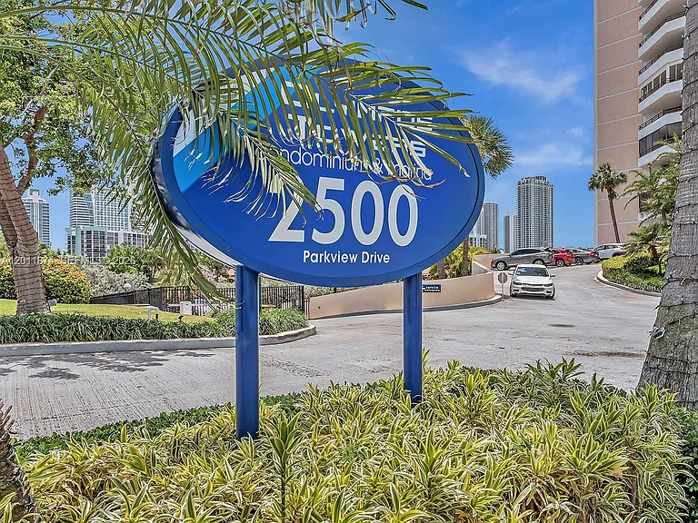 2500 Parkview Dr #1219 — Photo 2
