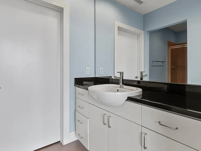 333 W Trade St #1401 — Photo 17