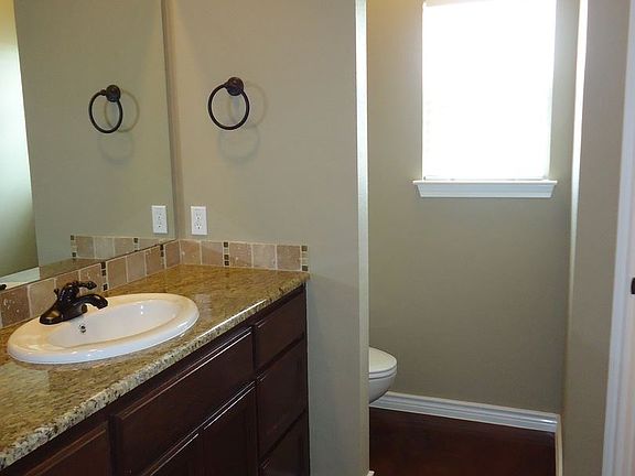 5th image of 504 Fieldstone Dr