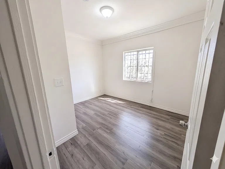 5265 S Figueroa St #1 — Photo 6