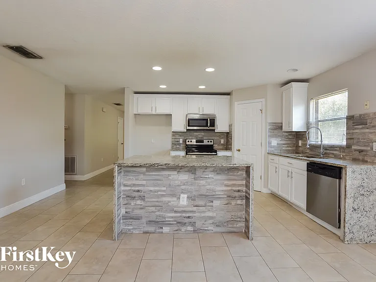 932 Fallbrooke Ave — Photo 7