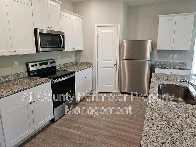 303 Augusta Woods Dr — Photo 4
