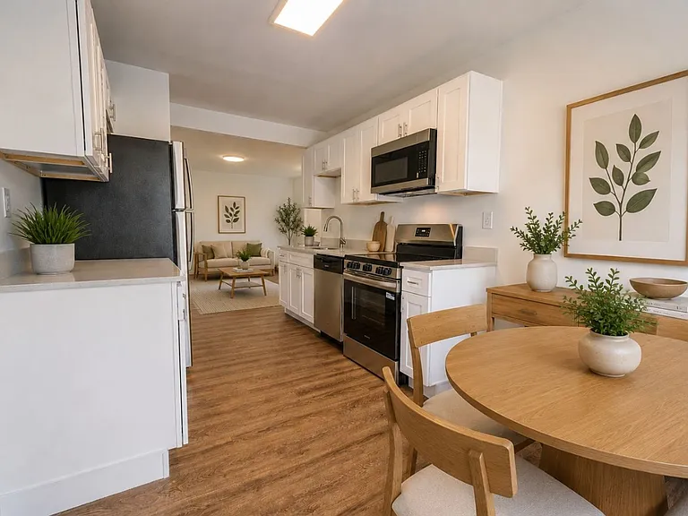 Lake Court Apartments — Photo 3
