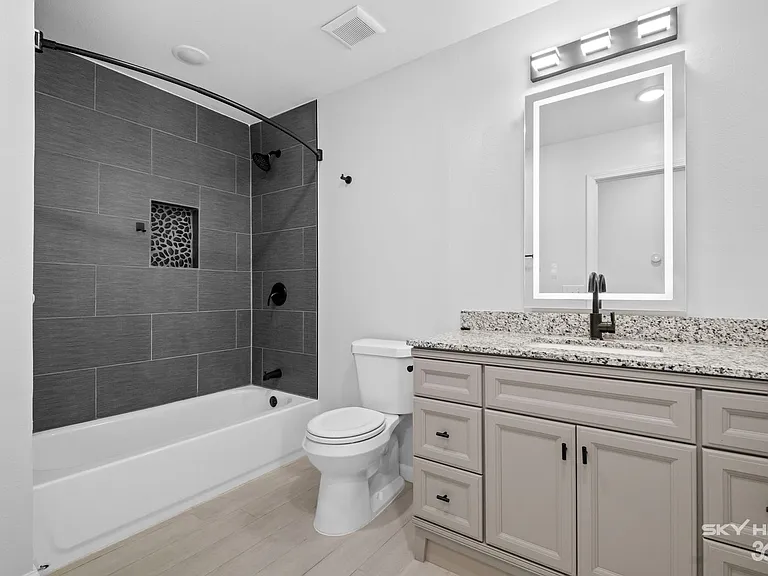 731 S Erika Ave — Photo 16