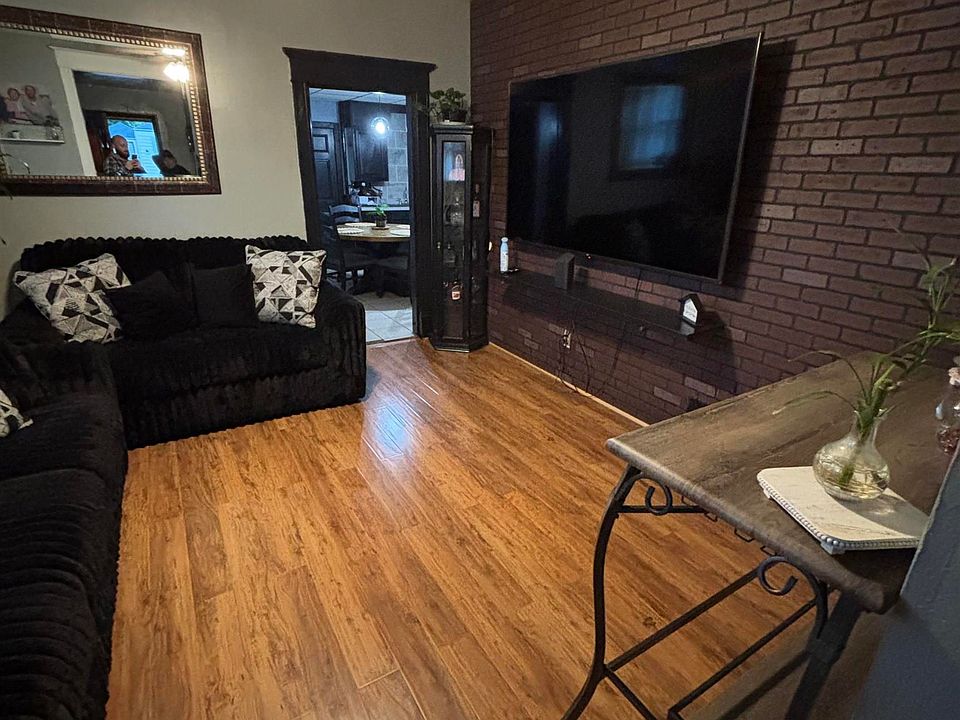31st image of 2423 W Garden St