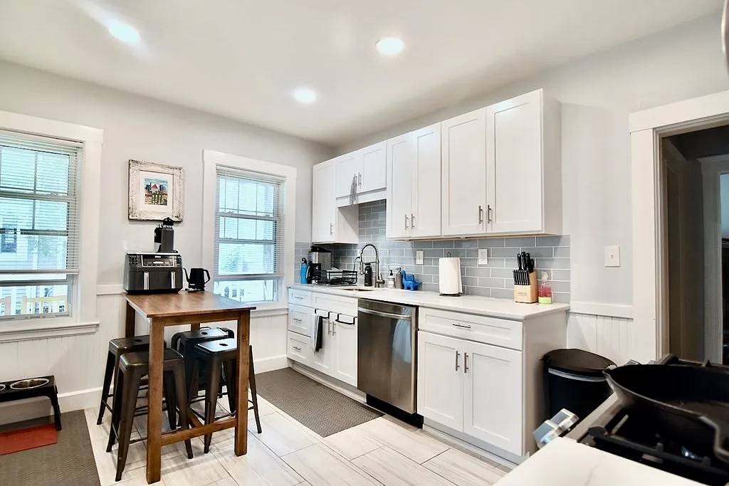 3 bed, 1.0 bath, 1400 sqft, $3,600 — Photo 1