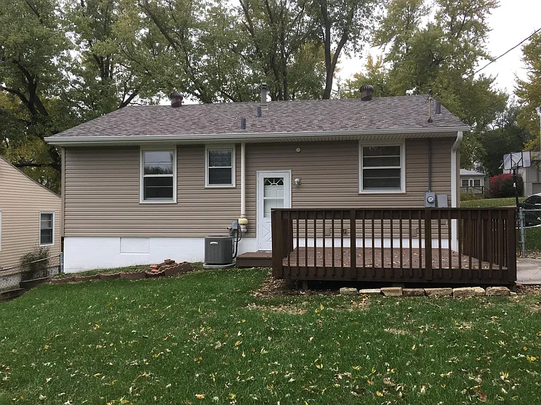 7030 Hamilton St — Photo 15