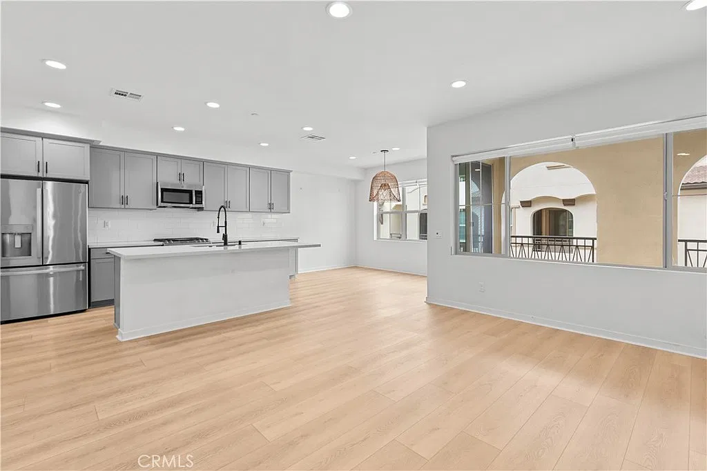 3 bed, 4.0 bath, 1761 sqft, $4,200 — Photo 1