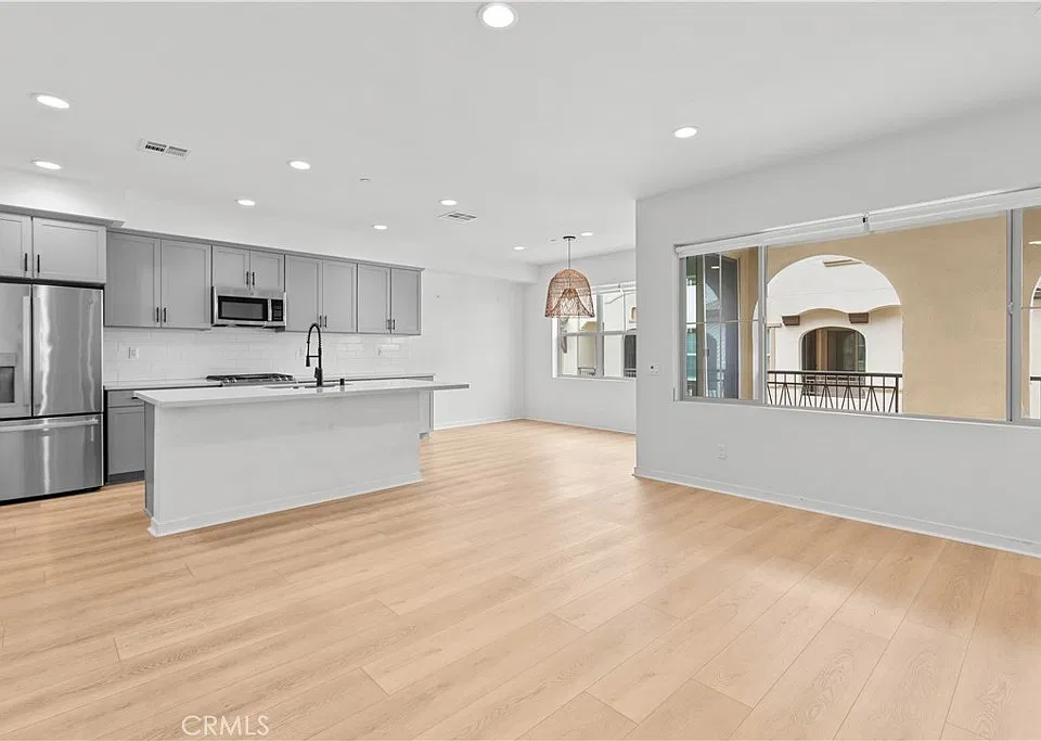 604 White Oaks
