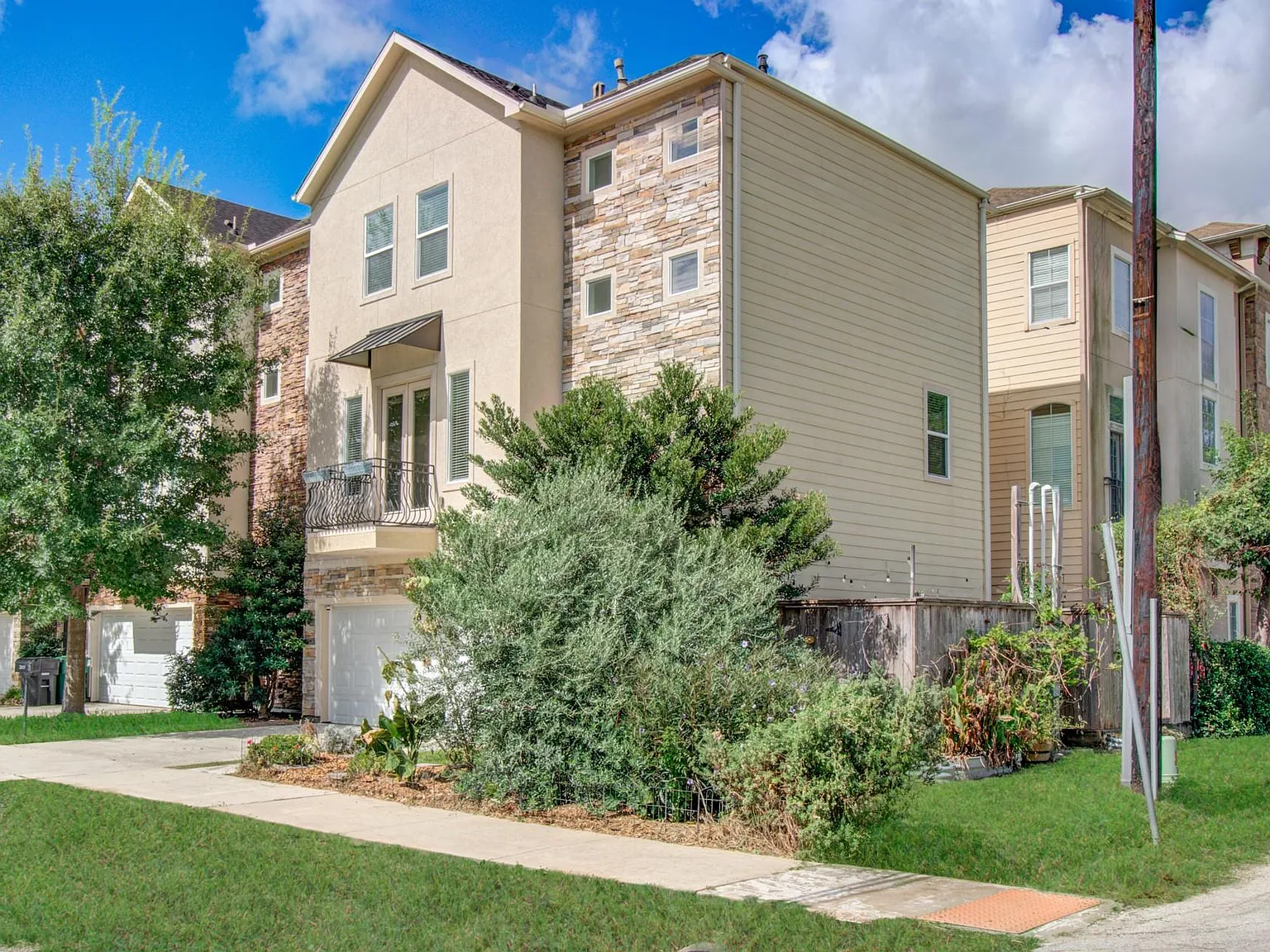 3 bed, 3.5 bath, 2045 sqft, $3,100 — Photo 3