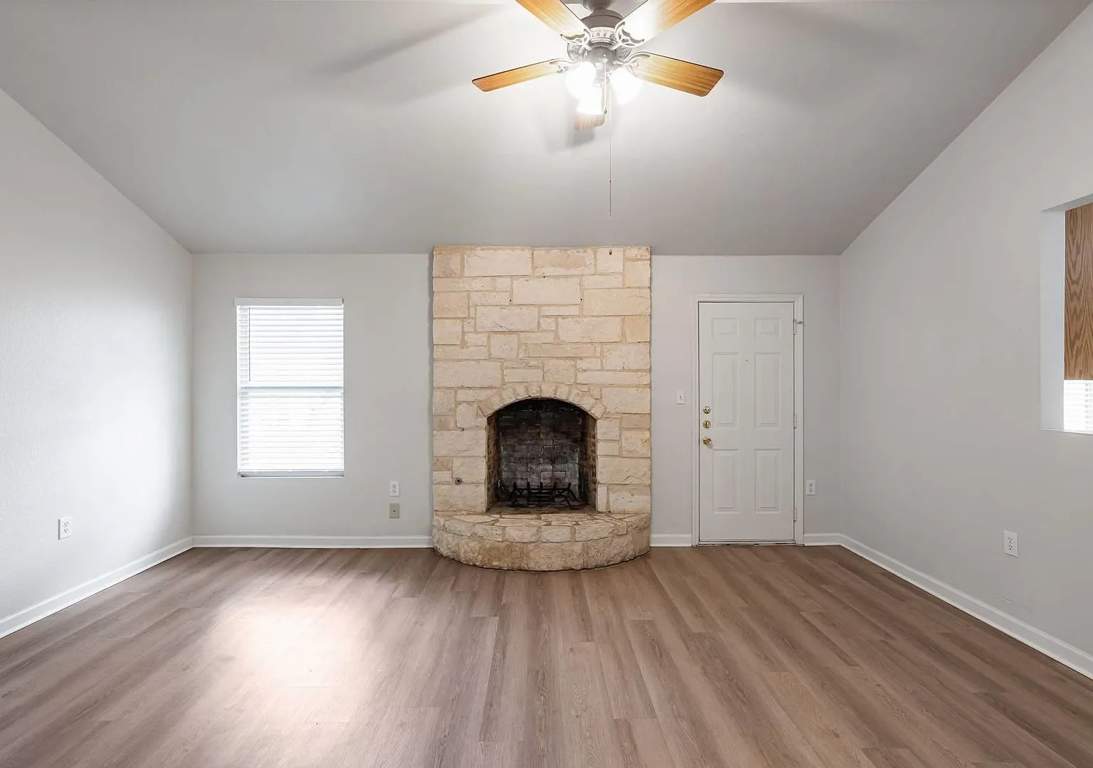 Brand new renovated home - don't miss out! — Photo 3