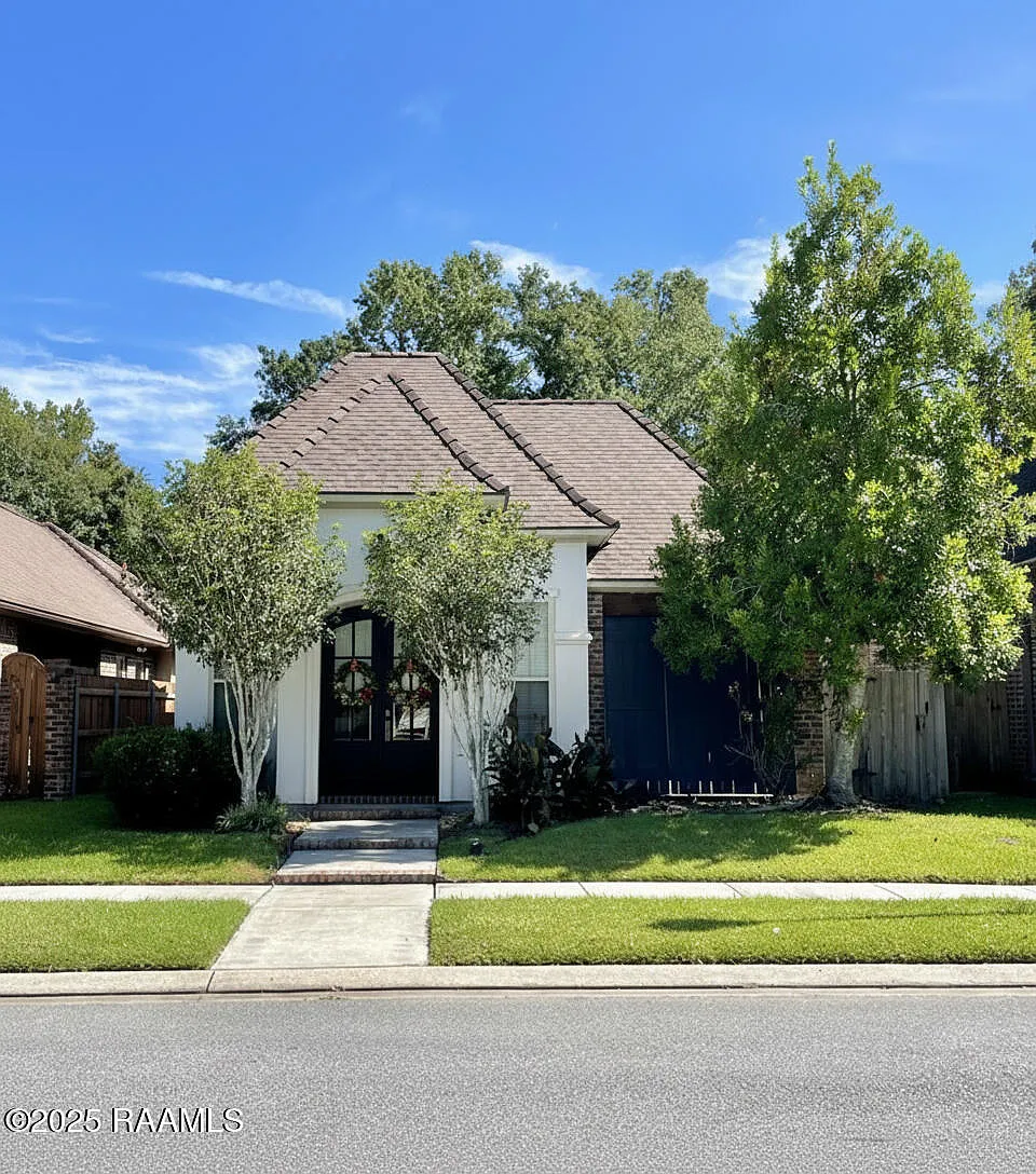 3 bed, 2.0 bath, 1602 sqft, $2,200 — Photo 1