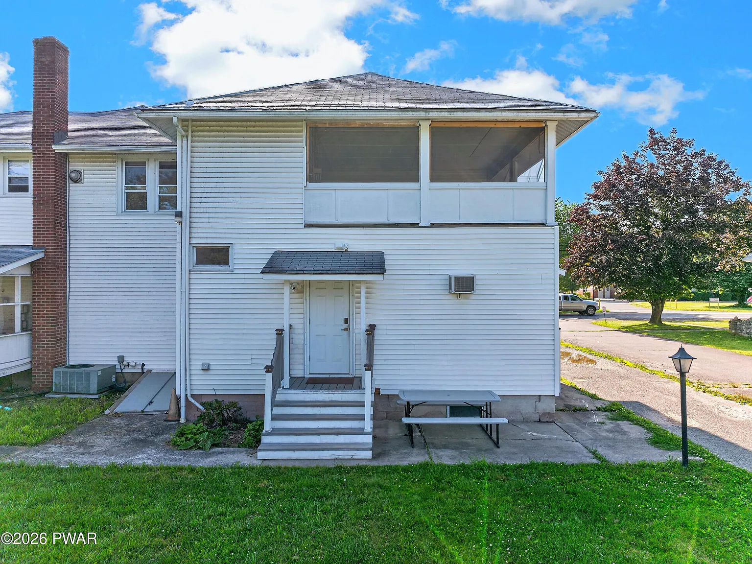 3 bed, 1.0 bath, 1140 sqft, $1,950 — Photo 2