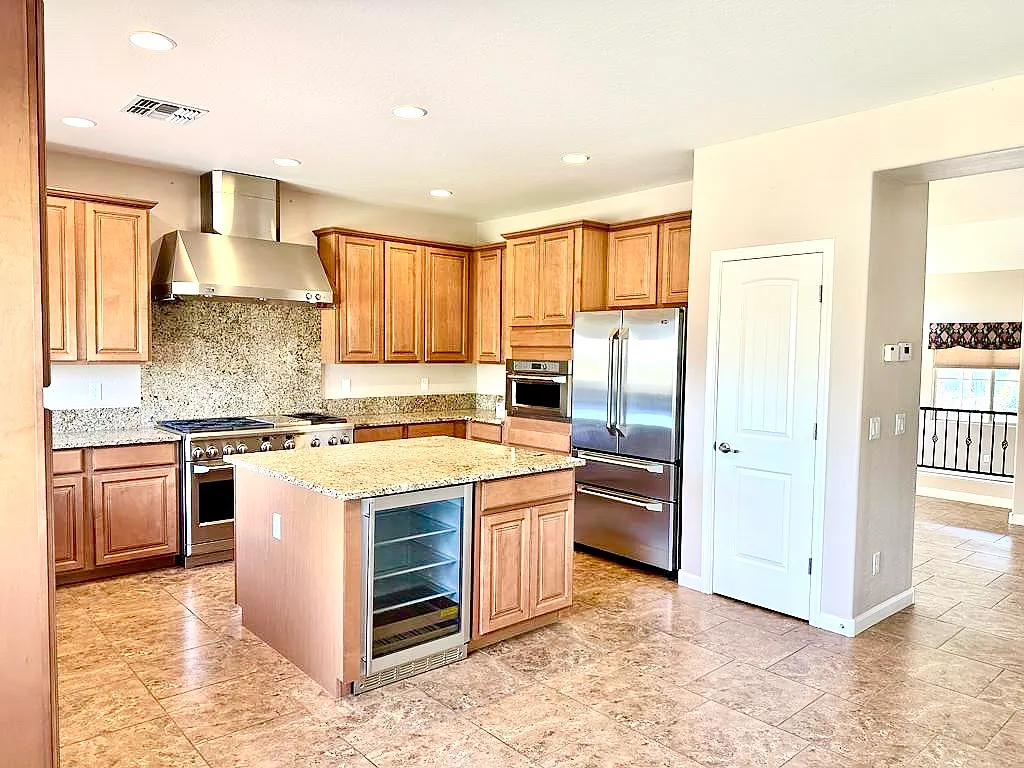 5 bed, 3900 sqft, $3,899 — Photo 3