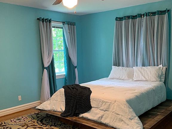 4th image of 1027 Sanford Ave