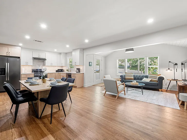 1540 Berkeley Ln NE — Photo 11