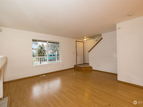 4th image of 1036 NE Beaumont Ln