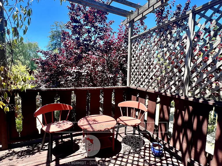 Large top floor 3 bedroom fully furnished walking distance to UC Berkeley Campus! — Photo 18