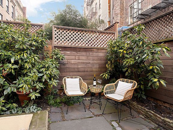 4th image of 116 W Washington Pl