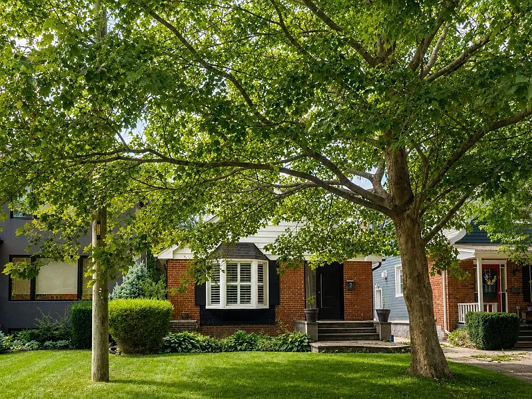 2 Crystal Cres — Photo 1