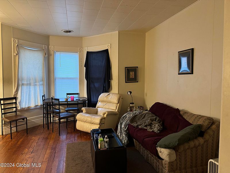 4th image of 1033 University Place