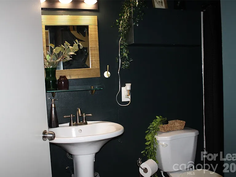 430 Queens Rd — Photo 19