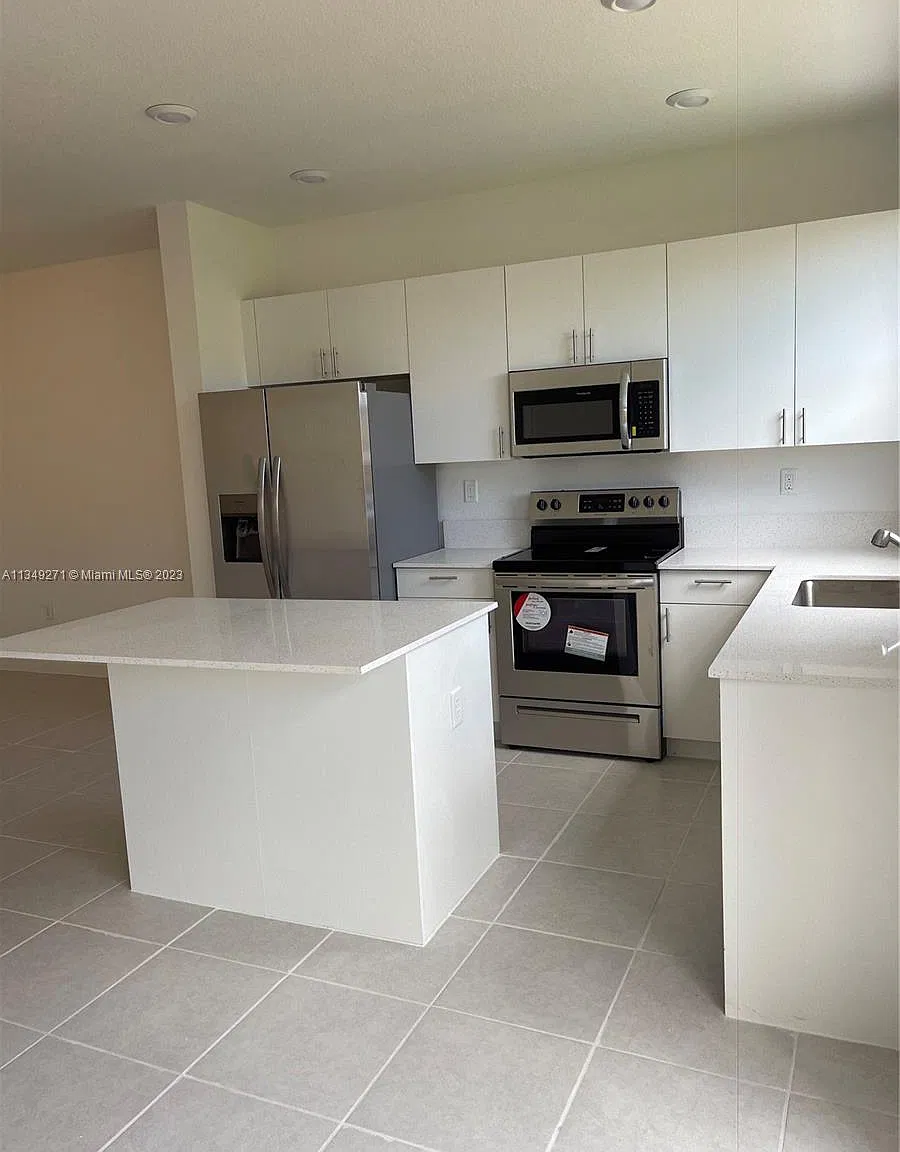 3 bed, 1334 sqft, $2,400 — Photo 2